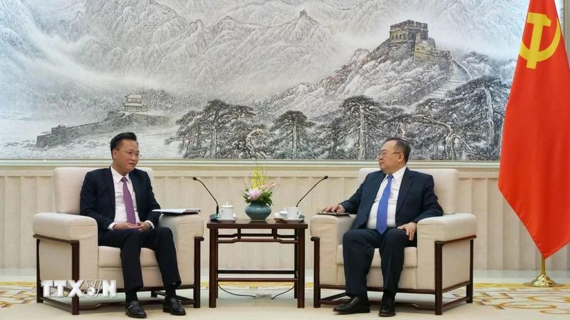 越共中央委员、兴安省委书记阮有义会见中共中央委员、中央对外联络部部长刘建超。图自越通社