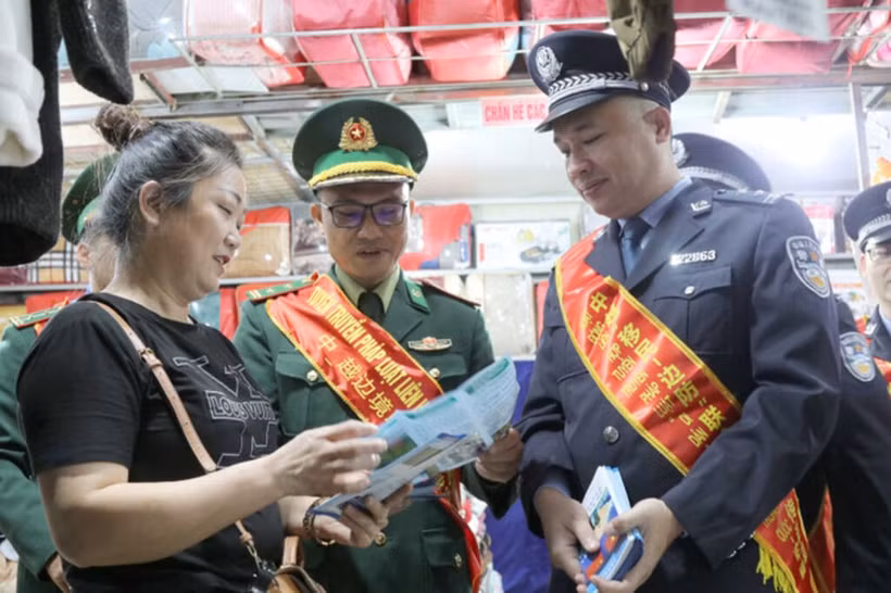 谅山省各边防哨所同中国边防部队及谅山省边境地区地方政府共同展开边民普法宣传活动。图自越通社