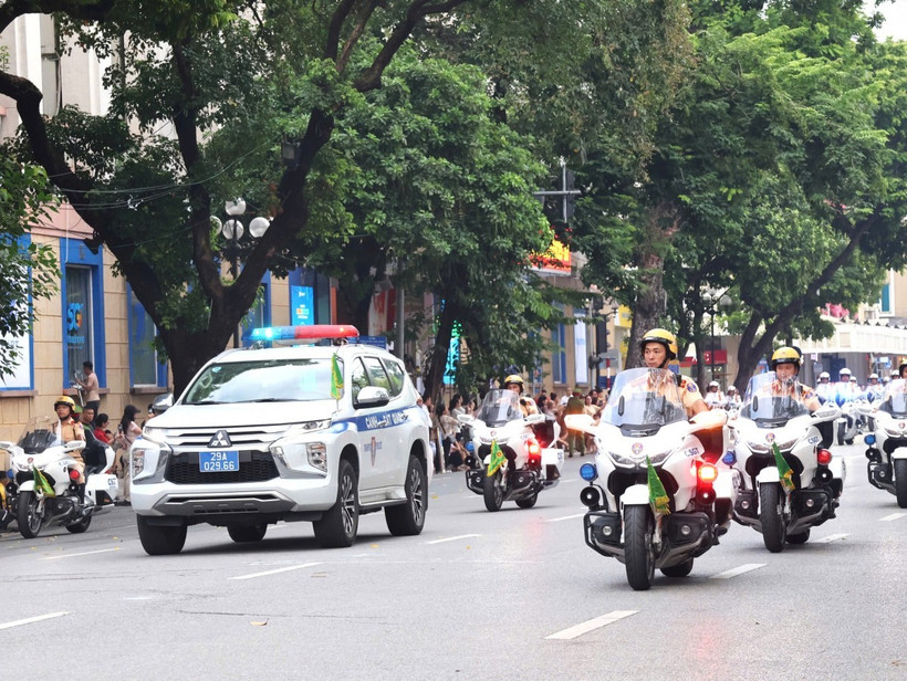 河内市公安机关推出交通分流疏导方案 保障《我自豪我是越南人》政论性文艺演出顺利举行。图自越通社