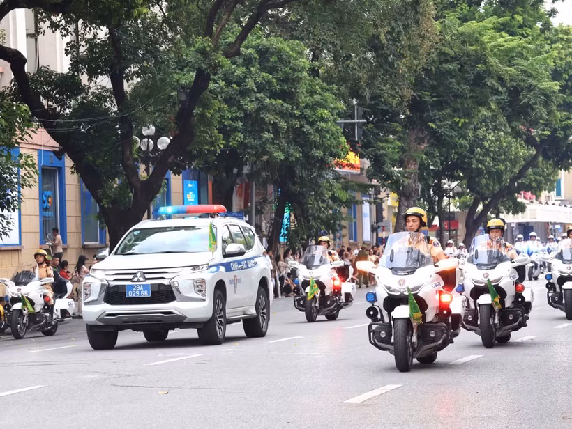 河内市公安机关推出交通分流疏导方案 保障《我自豪我是越南人》政论性文艺演出顺利举行。图自越通社