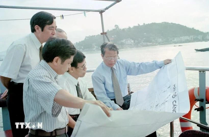 陈德良主席视察下龙湾规划，确保经济发展和保护环境景观（1997年10月15日）。图自越通社