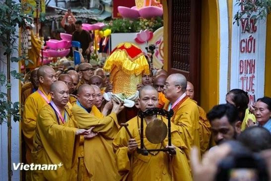 恭迎印度国宝释迦牟尼佛舍利至河内馆使寺。图自越通社