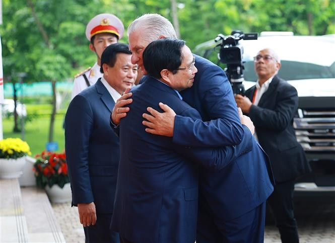 越南政府总理范明政会见古共中央第一书记、古巴国家主席迪亚斯-卡内尔。图自越通社