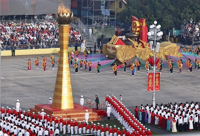 火炬由越南人民军原副总参谋长、人民武装力量英雄阮德索中将点燃。图自越通社