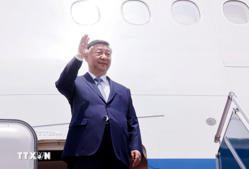 中共中央总书记、中国国家主席习近平应邀抵达首都河内，开始于4月14日至15日对越南进行为期两天的国事访问。图自越通社