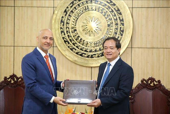 阿拉伯联合酋长国驻越南大使巴德尔·阿尔马特鲁什和西宁省人民委员会副主席阮鸿清。图自越通社