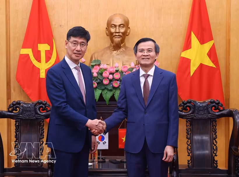 胡志明国家政治学院院长段明训副教授会见三星（越南）公司总经理罗基洪（Na Ki Hong）。图自越通社