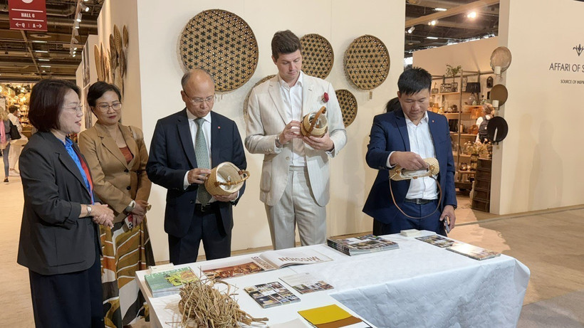 越南驻法国大使丁全胜参观展会。图自越通社
