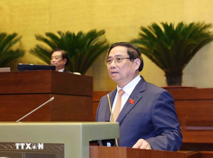 越南政府总理范明政于10月20日上午在第十五届国会第十次会议开幕式上作了2025年及2021—2025年经济社会发展五年计划实施结果报告。图自越通社