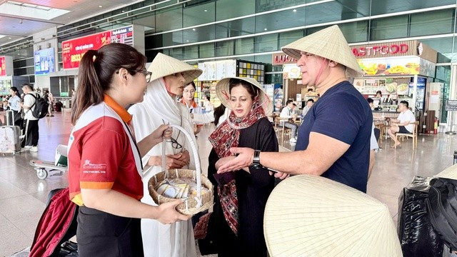 胡志明市迎接乘坐首班伊朗飞往越南包机的游客。图自越通社