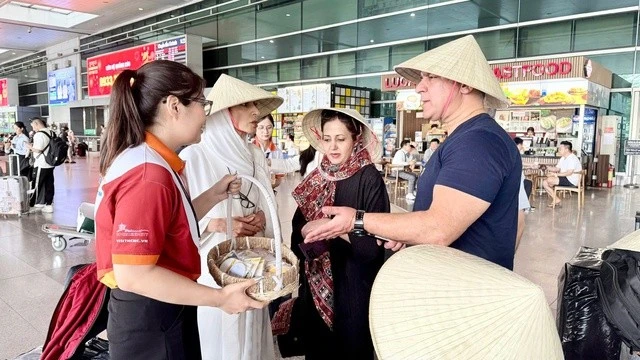 胡志明市迎接乘坐首班伊朗飞往越南包机的游客。图自越通社