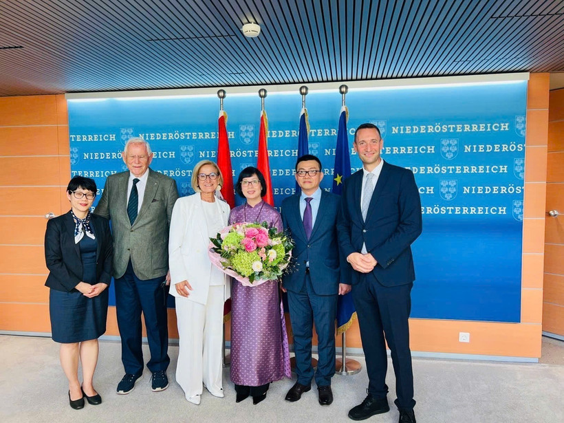 越南驻奥地利大使武黎太黄（左二）礼节性拜会下奥地利州州长约翰娜·米克尔－莱特纳。图自越通社