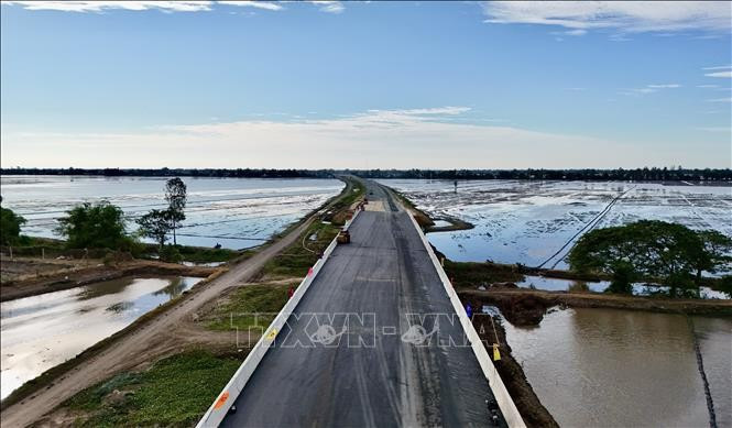 途经安江省的朱笃-芹苴-朔庄高速公路正在逐步成形，为安江省开辟了新的发展机遇。图自越通社