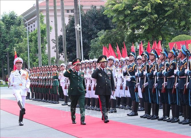 越共中央政治局委员、中央军委副书记、国防部部长潘文江大将和阿塞拜疆国防部部长扎基尔•哈萨诺夫上将检阅仪仗队。图自越通社