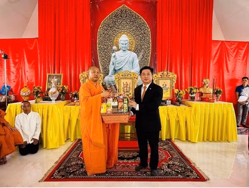 越南驻孔敬总领事丁黄灵强调，华严寺是一项文化工程，体现了旅泰越南人社群的团结协作，所在国人民的支持以及当地政府的帮助。图自baoquocte.vn