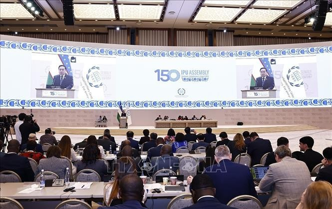 越南国会主席陈青敏在第150届各国议会联盟大会全体会议上发表讲话。图自越通社