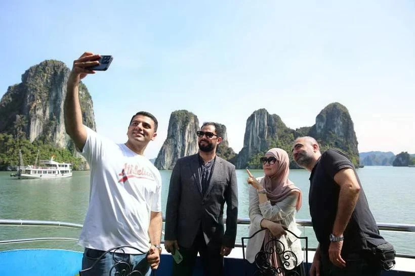 清真游客在下龙湾打卡。图自政府门户网