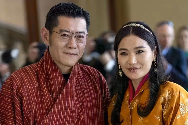 应越南国家主席梁强及夫人的邀请，不丹国王吉格梅·凯萨尔·纳姆耶尔·旺楚克与王后将于2025年8月18日至22日对越南进行国事访问。图自Getty Images