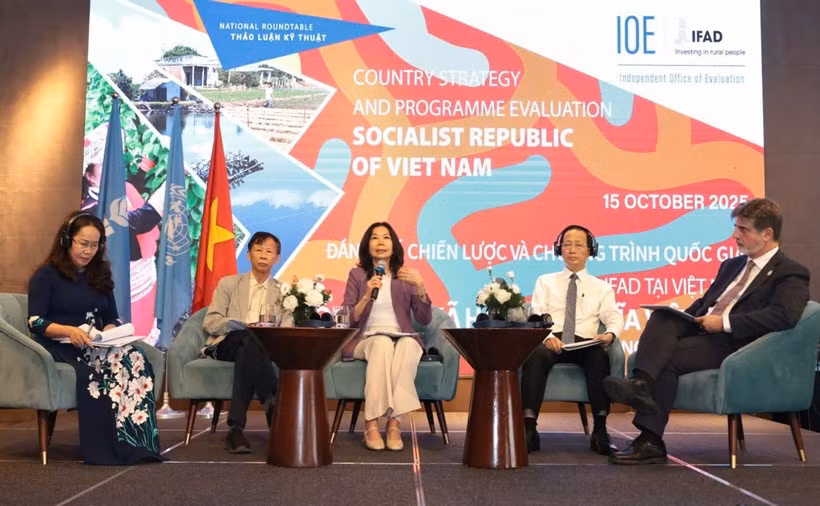 10月15日，国际农业发展基金会（IFAD）独立评估办公室（IOE）与越南财政部和农业与环境部在河内联合举行了全国圆桌研讨会，以评估国家战略计划（CSPE）。图自Vietnam+