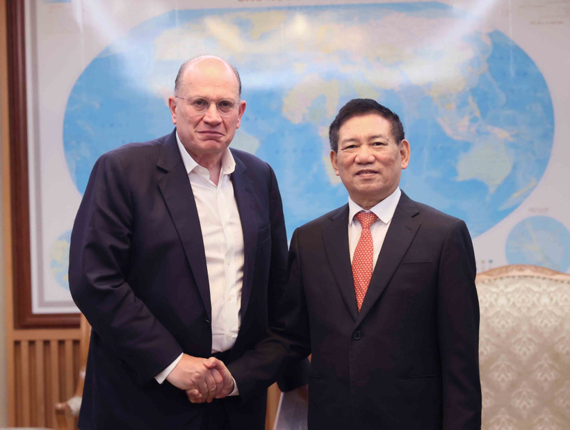 越南政府副总理胡德福会见友邦保险集团董事长马克·塔克。图自越通社