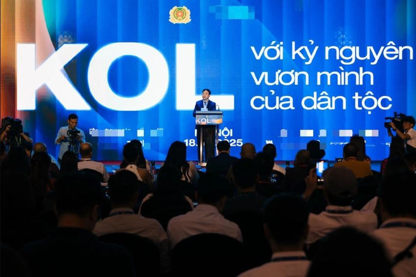 网络安全与高科技犯罪防控局局长黎春明少将在开幕式上发表讲话。图自《越南法律报》
