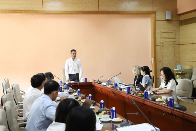 越南国家医科委员会副主席、诊疗管理局局长、审定委员会副主席何英德博士发表讲话。图自suckhoedoisong.vn