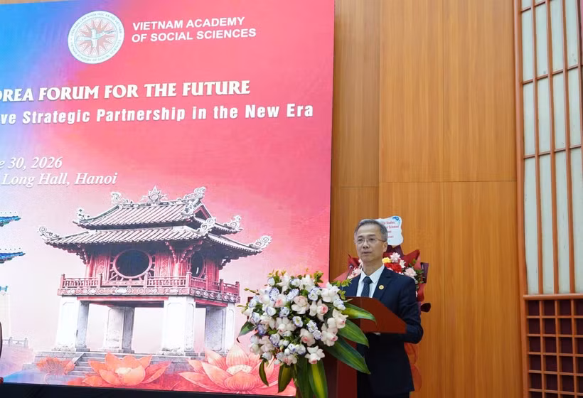 越南社会科学翰林院副院长邓春青博士发表讲话。图自越通社