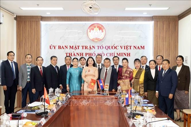 越南祖国阵线胡志明市委员会代表团与老挝建国阵线万象委员会、老挝建国阵线占巴塞省委员会代表团合影。图自越通社