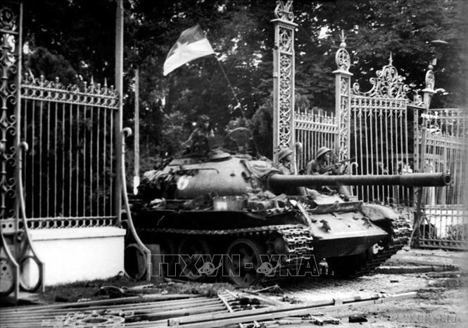 1975 年 4 月 30 日中午，203旅的坦克、第二军团304师进入独立宫。图自越通社