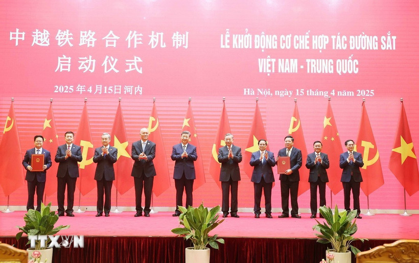 越共中央总书记苏林同中共中央总书记，国家主席习近平共同见证中越铁路合作机制启动仪式。图自越通社