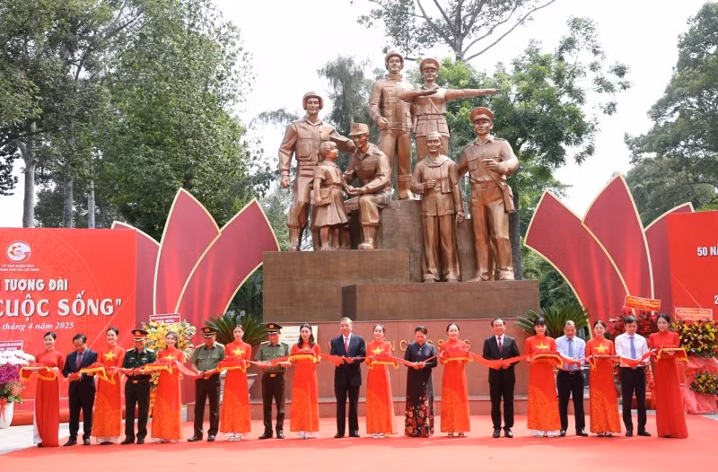 越共中央总书记苏林出席胡志明市人民公安雕塑群落成仪式。图自cand.com.vn