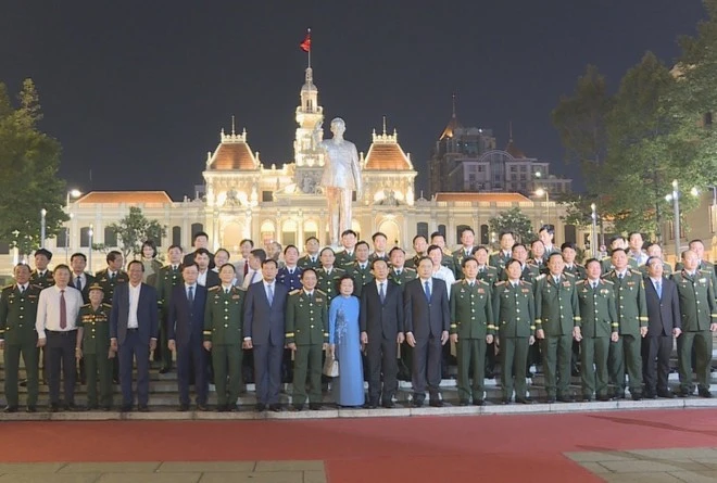 国会主席陈青敏和各位代表出席题为“为人民献身” 的“永不忘记之歌”文艺演出与音乐会。图自越通社