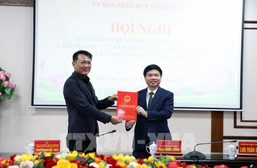 河南省人民委员会主席张国辉向Red Board（越南）技术有限责任公司的“高精密电路板生产工厂”项目颁发投资许可证。图自越通社