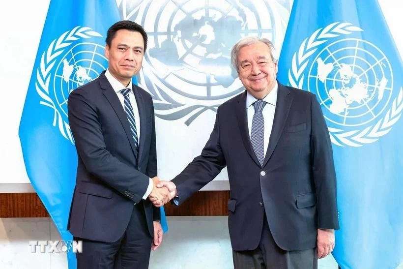 越南常驻联合国代表团团长邓黄江大使和联合国秘书长安东尼奥·古特雷斯。图自越通社