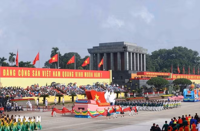 纪念八月革命胜利暨越南社会主义共和国国庆80周年庆典的海外越南人方阵。图自越通社