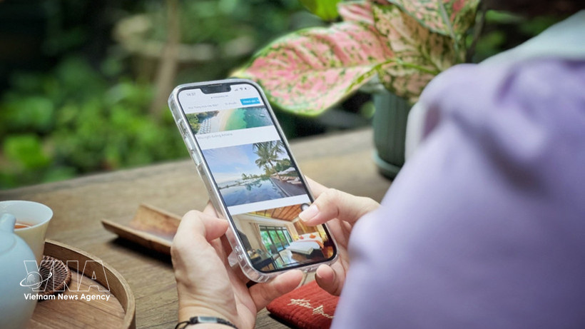 旅行者只需一部智能手机，即可搜索和预订各种旅行服务，开启他们的探索之旅。图自越通社