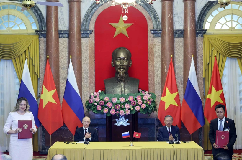2024年6月20日，会谈结束后，苏林和普京见证了两国各部委和行业之间关于教育培训、交通、司法、海关、财政、科技等领域的合作文件的移交仪式。图自越通社