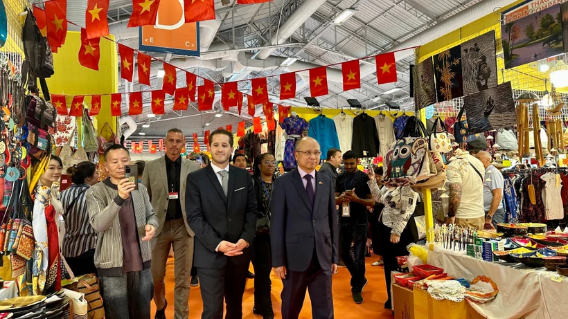 越南驻法国大使丁全胜和巴黎博览会组委会主任斯蒂夫·阿巴佐立参观越南展位。图自越通社