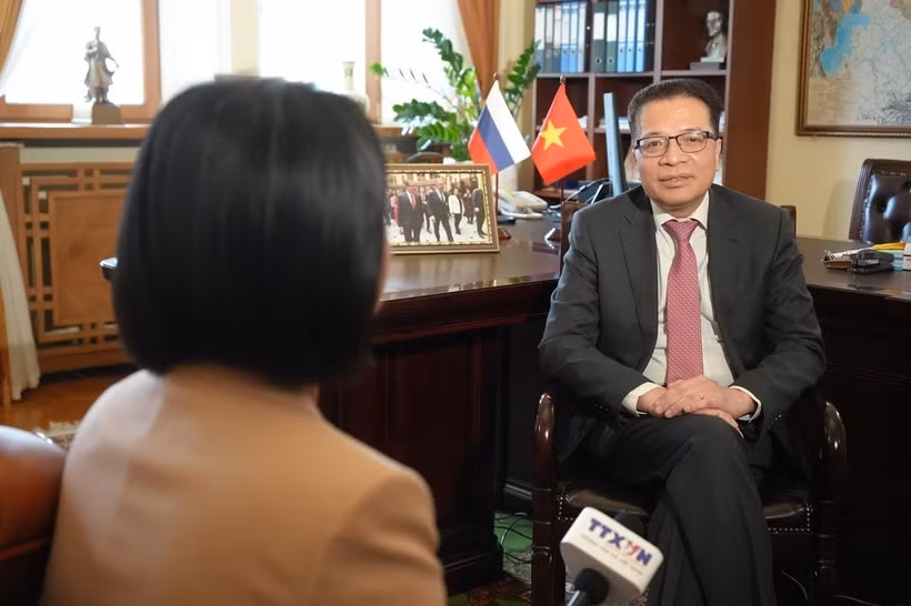 越南驻俄罗斯联邦兼驻阿塞拜疆大使邓明魁接受越通社驻中亚记者的采访。图自越通社