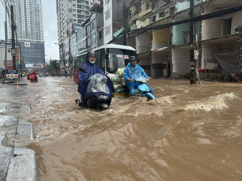 受第5号台风影响河内多条街道局部被淹。图自越通社