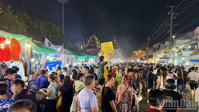 老挝塔銮佛塔节吸引众多游客参加。图自nhandan.vn