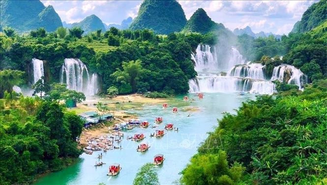 板约瀑布。图自越通社