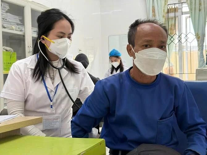 巴维县医疗中心的医务人员对结核病患者进行检查。图自Vietnam+