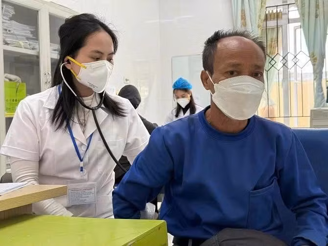 巴维县医疗中心的医务人员对结核病患者进行检查。图自Vietnam+