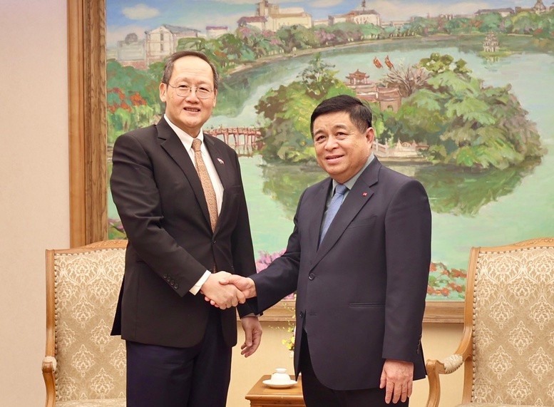 越南政府副总理阮志勇会见新加坡贸工部第二部长陈诗龙。图自越通社