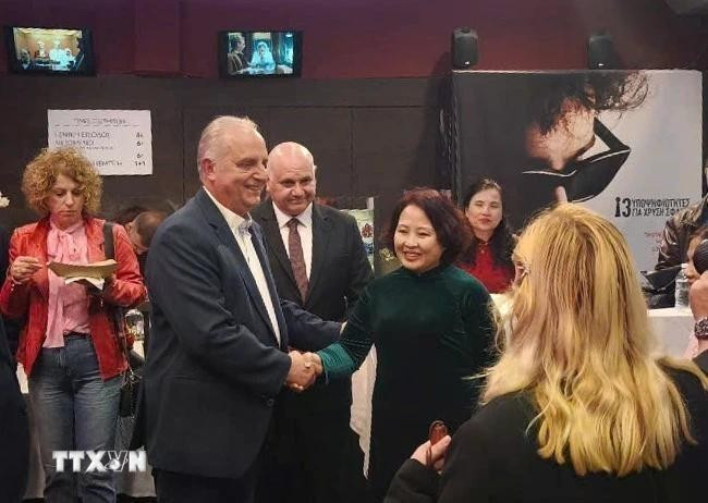 越南驻希腊大使范氏秋香和希腊官员参加越南电影周。图自越通社