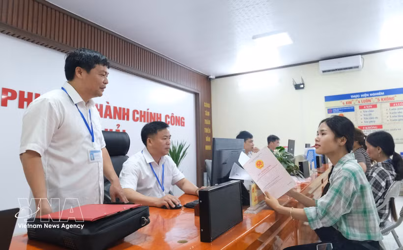 人民在北宁省山海乡办理公共行政手续。图自越通社