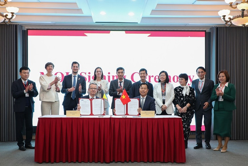  河内国家大学与各伙伴签署合作备忘录。qdnd.vn