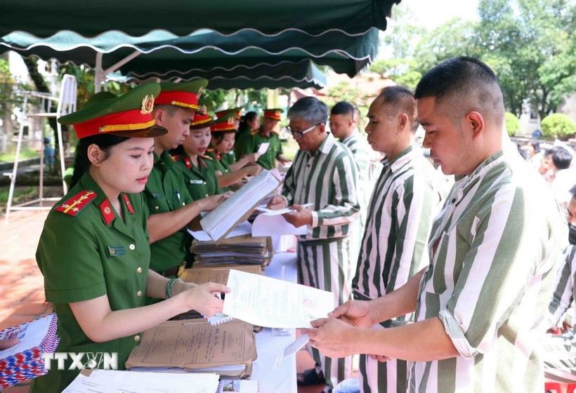 公安部富山四号监狱的狱警向2025年获得特赦（第二批）的人员颁发特赦证书。图自越通社