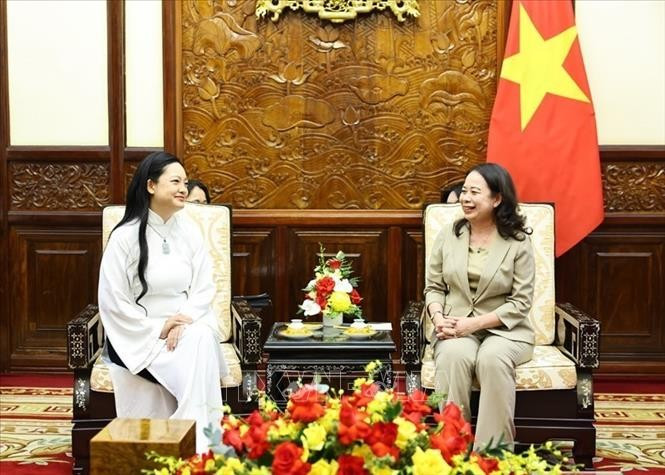 国家副主席武氏映春会见越裔女宇航员阿曼达·阮。图自越通社